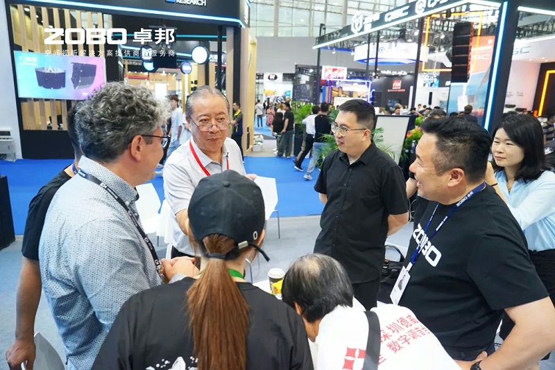 3 ZOBO卓邦在本次廣州展會已如火如荼進行到第3天，雖說是臨近尾期，但無論從展臺內(nèi)氛圍還是現(xiàn)場人流對比前兩日現(xiàn)場氣氛，依然是活力滿滿，專業(yè)觀眾和買家依舊絡(luò)繹不絕! 展會現(xiàn)場 第三天的ZOBO卓邦展位現(xiàn)場，依然高朋滿座、人氣爆棚。展會期間吸引了眾多觀眾朋友們前來觀摩、詢問，參展團隊成員們始終熱情接待，每一次溝通都傾盡全力，每一次服務(wù)都認真對待，只為客戶安心。 現(xiàn)場 · 交流 展會現(xiàn)場，ZOBO卓邦的展位人潮涌動，參觀者絡(luò)繹不絕。公司展示了多款新研發(fā)的音響產(chǎn)品，其中不乏行業(yè)內(nèi)的創(chuàng)新之作。這些產(chǎn)品不僅在技術(shù)上領(lǐng)先，更在設(shè)計和應(yīng)用上展現(xiàn)出了ZOBO卓邦對市場的敏銳洞察力和對用戶需求的深刻理解。 卓邦展臺的人氣爆棚，無數(shù)觀眾駐足觀看，咨詢不斷。參展首日盛況，相信大家已經(jīng)感受到，卓邦為大家?guī)碇匕醍a(chǎn)品及服務(wù)亮相本次展會。 技術(shù) · 講解 ZOBO卓邦在展會期間，不僅提供了專業(yè)的技術(shù)講解和產(chǎn)品演示，還積極回答用戶的問題，解決用戶的疑慮。這種周到、細致的服務(wù)，讓用戶在感受到公司技術(shù)實力的同時，也體驗到了公司真誠的服務(wù)態(tài)度。 ZOBO卓邦的展位依然熱鬧非凡。公司的技術(shù)人員和銷售人員熱情地向參觀者介紹產(chǎn)品的特點和優(yōu)勢，解答他們的疑問和困惑。許多參觀者都對ZOBO卓邦的產(chǎn)品表示了濃厚的興趣，并紛紛表示希望與公司建立合作關(guān)系，共同開拓市場。這不僅是對公司技術(shù)實力的認可，更是對公司服務(wù)品質(zhì)的肯定。 聚焦 · 產(chǎn)品 此次展會的成功舉辦，不僅進一步鞏固了ZOBO卓邦在音視頻行業(yè)的地位，也為公司未來的發(fā)展奠定了堅實的基礎(chǔ)。未來，ZOBO卓邦將繼續(xù)秉承“以技術(shù)贏市場，以服務(wù)樹口碑”的經(jīng)營理念，不斷提升技術(shù)實力和服務(wù)品質(zhì)，為用戶提供更加優(yōu)質(zhì)的產(chǎn)品和服務(wù)。同時，公司也將積極參與行業(yè)內(nèi)的交流和合作，推動整個行業(yè)的發(fā)展和進步。 展會期間，公司展示了多款新技術(shù)產(chǎn)品，這些產(chǎn)品不僅在設(shè)計上獨具匠心，更在性能上實現(xiàn)了重大突破。這些創(chuàng)新技術(shù)的應(yīng)用，不僅提升了產(chǎn)品的競爭力，也為用戶帶來了更好的使用體驗。
